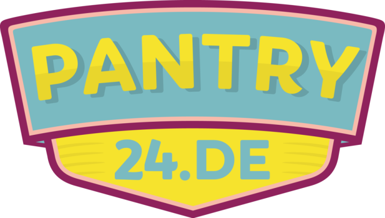 Zu sehen ist das Pantry 24.DE-Logo. Das Logo hat die Form eines stilisierten Abzeichens mit abgerundeten Ecken und geschwungener Kontur. Im oberen Teil des Logos steht der Schriftzug „PANTRY“ in großen, gelben Buchstaben auf einem türkisblauen Hintergrund. Der untere Teil des Schildes läuft spitz zu und hat einen leuchtenden gelben Hintergrund mit dem Schriftzug „24.DE“ in großen, türkisblauen Buchstaben. Das gesamte Logo ist von einer dicken, dunkelrot-violetten Umrandung eingefasst.